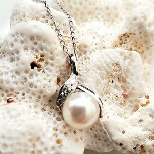 Chic and Vintage 14k White Gold Pearl and Diamond Necklace, 16 inches